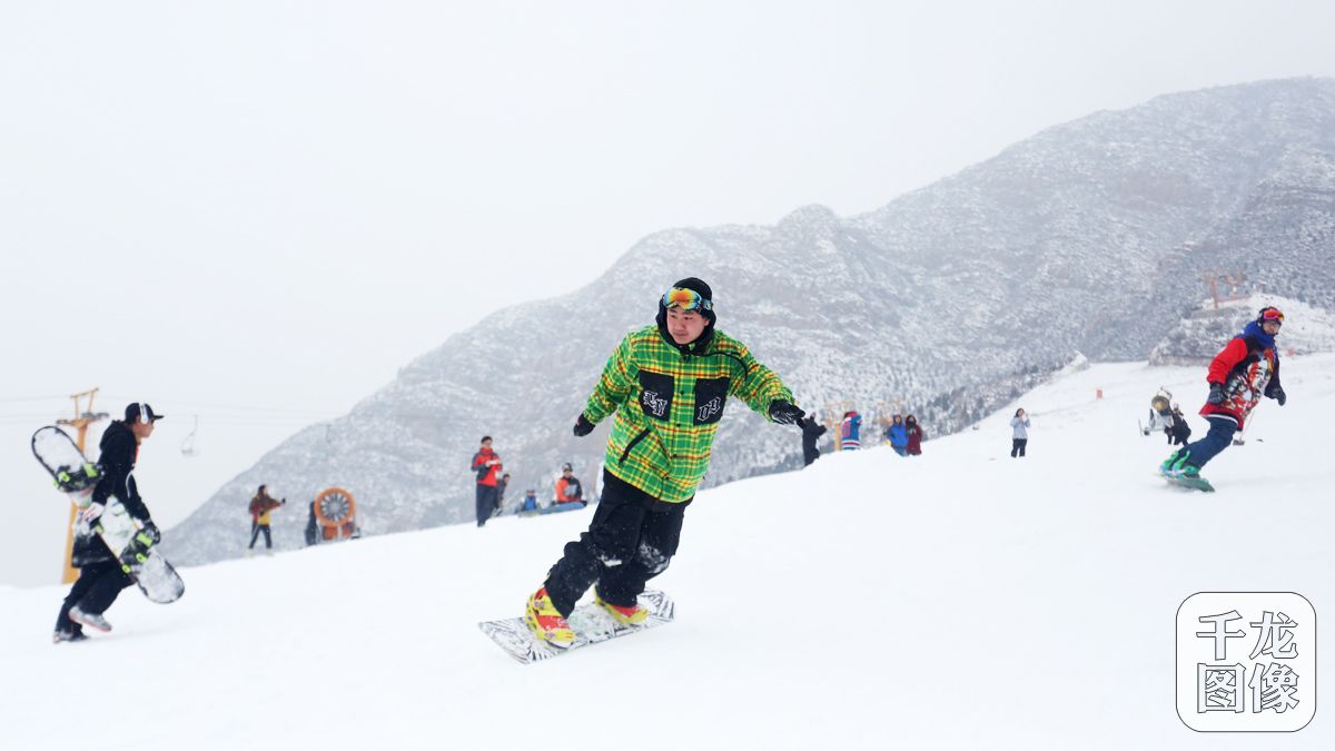 图为滑雪爱好者在石京龙滑雪场体验滑雪的乐趣2