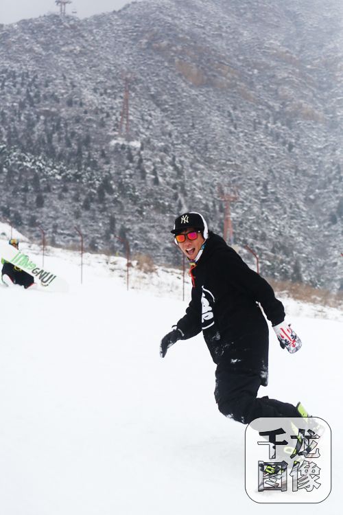 图为滑雪爱好者在石京龙滑雪场体验滑雪的乐趣3