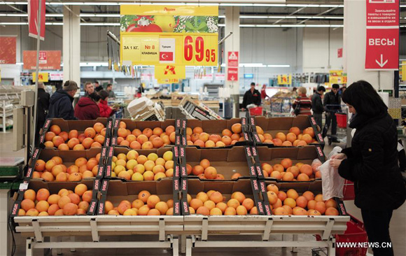 A woman selects Turkish grapefruit in a supermarket in Moscow, Russia, on Nov. 29, 2015. The Russian government on Thursday tightened control over imports of farm products from Turkey as ties between the two countries plummeted after the downing of a Russian warplane. [Photo/Xinhua]