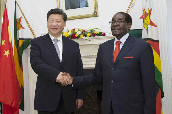 Chinese President Xi Jinping (L) holds talks with Zimbabwean President Robert Mugabe in Harare, Zimbabwe, Dec 1, 2015. [Photo by Huang Jingwen/Xinhua]