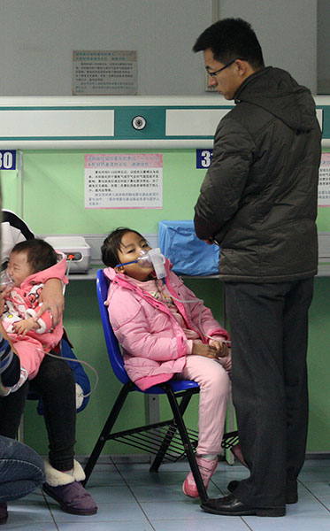 An increasing number of children suffering from respiratory illness receive treatment in hospitals in the city this winter. [Photo/China Daily]