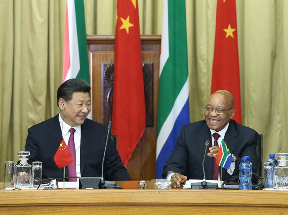 Chinese President Xi Jinping (L) holds talks with his South African counterpart Jacob Zuma in Pretoria, South Africa, Dec. 2, 2015. [Photo/Xinhua]