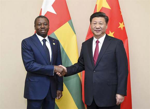 Chinese President Xi Jinping (R) meets with Togolese President Faure Gnassingbe in Johannesburg, South Africa, Dec. 3, 2015. [Photo/Xinhua]