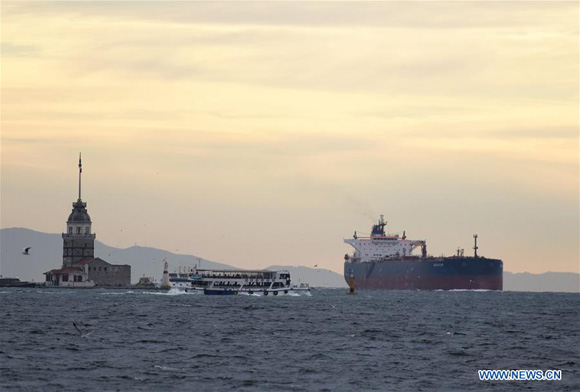 An oil tanker is seen on the Bosphorus Strait in Istanbul, Turkey, Dec. 1, 2015. [Photo/Xinhua] 