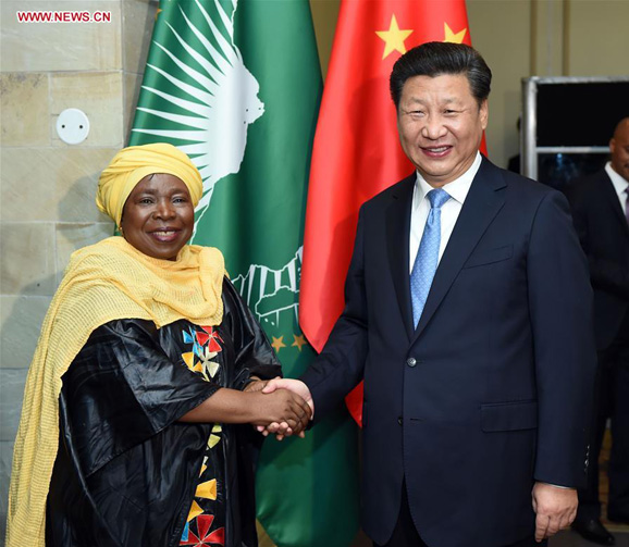 Chinese President Xi Jinping (R) meets with African Union Commission (AUC) Chairperson Nkosazana Dlamini-Zuma in Pretoria, South Africa, Dec. 3, 2015. [Xinhua]