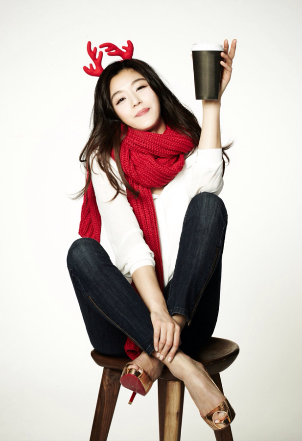 韩星全智贤圣诞写真,着纯白衬衫与牛仔裤,配上红色围脖和驯鹿发带,拿