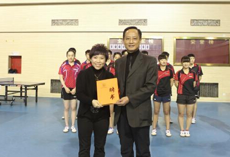 A photo shows the ceremony appointing Deng Yaping, a former Olympic champion, as part-time professor at China University of Political Science and Law. [Photo: sohu.com]