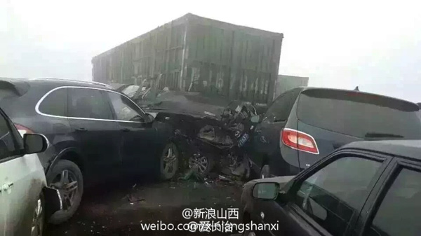 Vehicles crashed on Wangcun viaduct section of Taiyuan-Changzhi Expressway in North China's Shanxi province on Dec 8, 2015. [Photo/weibo.com] 
