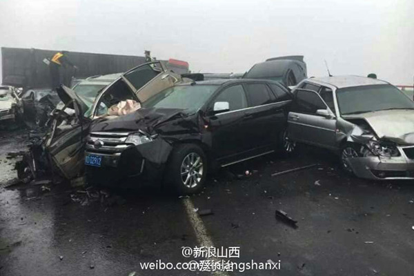 Scene of the traffic accident on Wangcun viaduct section of Taiyuan-Changzhi Expressway in North China's Shanxi province on Dec 8, 2015. [Photo/weibo.com]