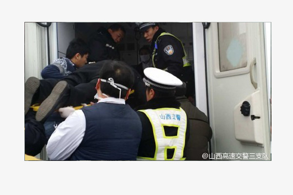 Emergency teams carry the injured to the ambulance on Wangcun viaduct section of Taiyuan-Changzhi Expressway in North China's Shanxi province on Dec 8, 2015. [Photo/weibo.com]