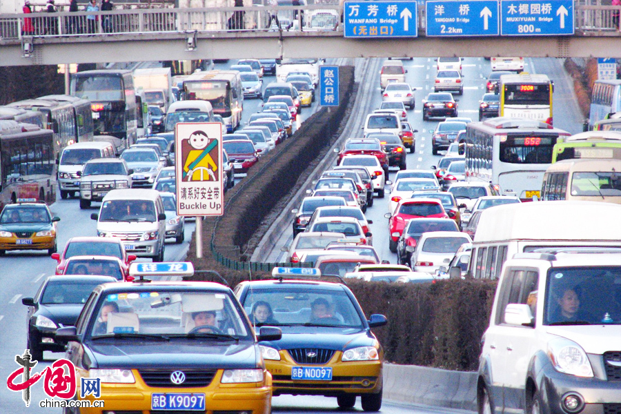 Cars run on the Third Ring Road in Beijing.[File photo/China.com.cn]