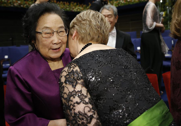 2015's Nobel laureate in Physiology or Medicine Tu Youyou (L) is congratulated following the Nobel Prize award ceremony at the Concert Hall in Stockholm, capital of Sweden, Dec. 10, 2015. [Photo/Xinhua]