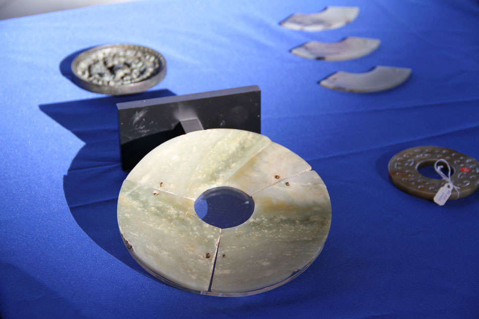  A jade disk on display at the repatriation ceremony at the Chinese Embassy to the U.S. in Washington D.C. on Thursday, December 10, 2015. [Photo: CRIENGLISH.com]