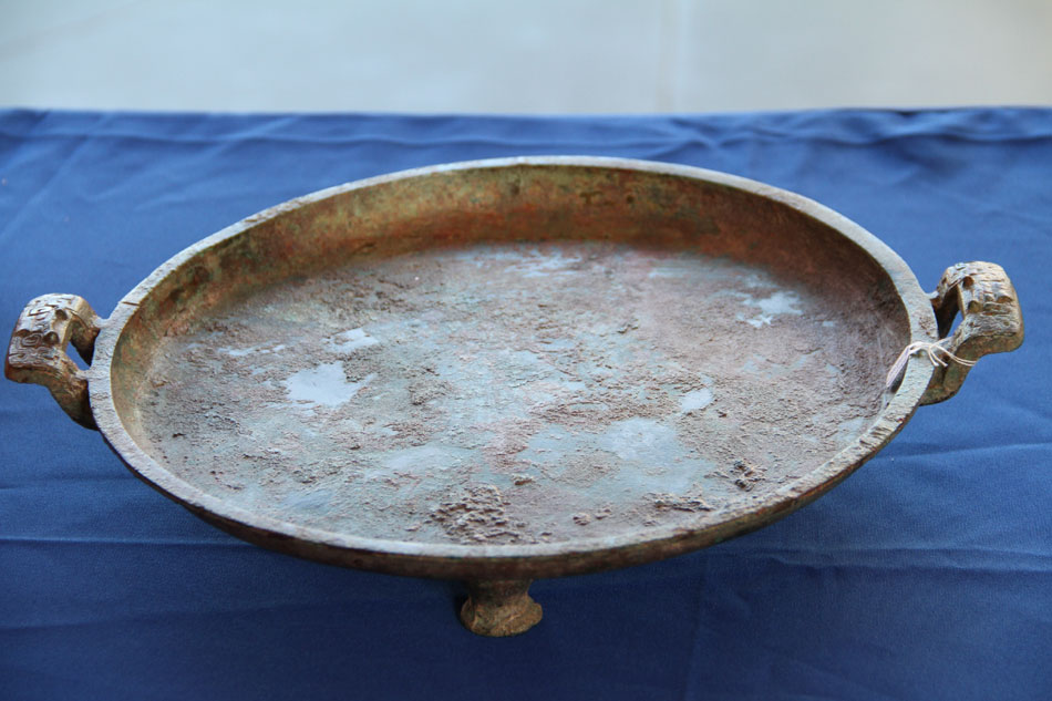 A bronze tray on display at the repatriation ceremony at the Chinese Embassy to the U.S. in Washington D.C. on Thursday, December 10, 2015. [Photo: CRIENGLISH.com]