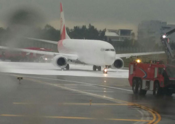 Fire fighters work to put out a fire at the Fuzhou Airport, in southeast China's Fujian Province on December 10, 2015. [Photo: news.qq.com]