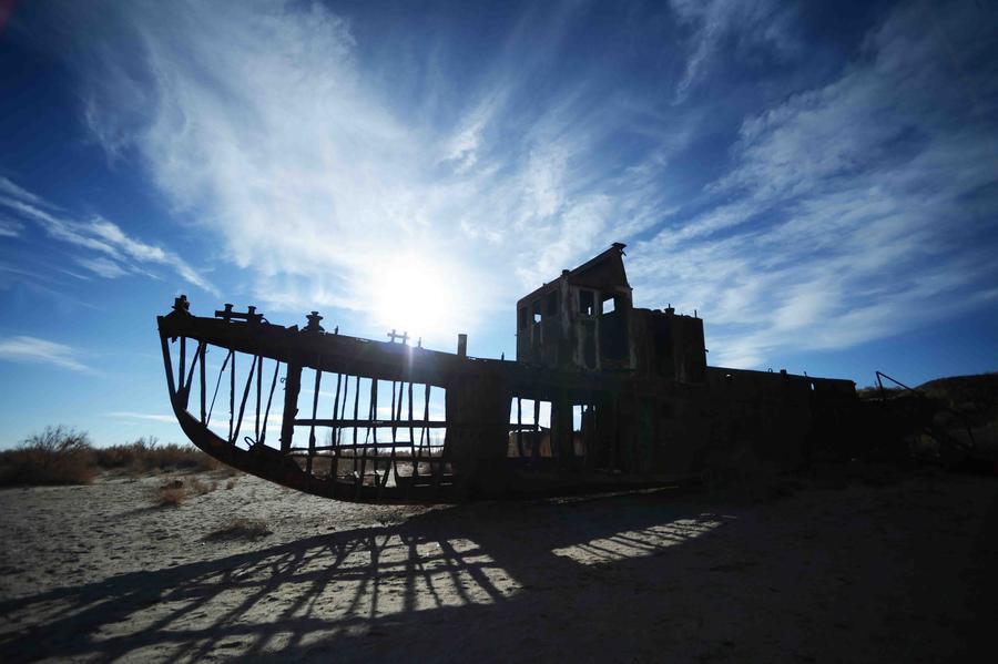 An abandoned ship at Moynak in the Aral Sea. [Photo/Xinhua]