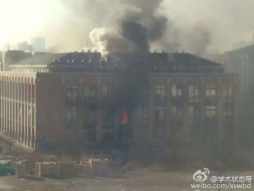 A chemical laboratory of Tsinghua University is seen on fire on Friday, caused one person died. More details remain to be confirmed. [Photo: weibo.com]