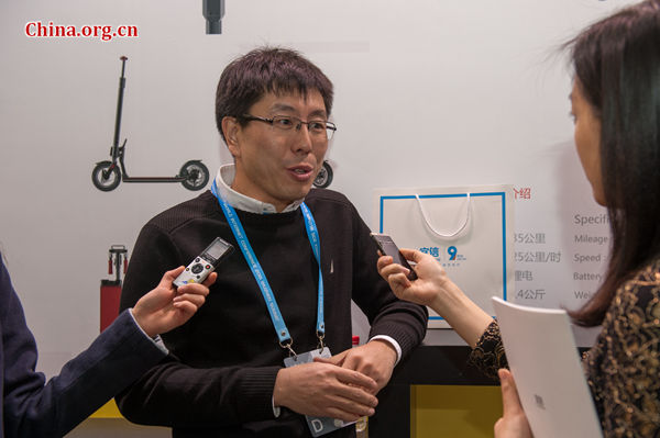 Lei Peng, deputy chief director of the Big Data Innovation Center at CreditEase, explains how CreditEase is capable of granting credit within one minute on Dec. 18, 2015 during the 2nd WIC held in Wuzhen, Zhejiang Province. [Photo by Chen Boyuan / China.org.cn] 