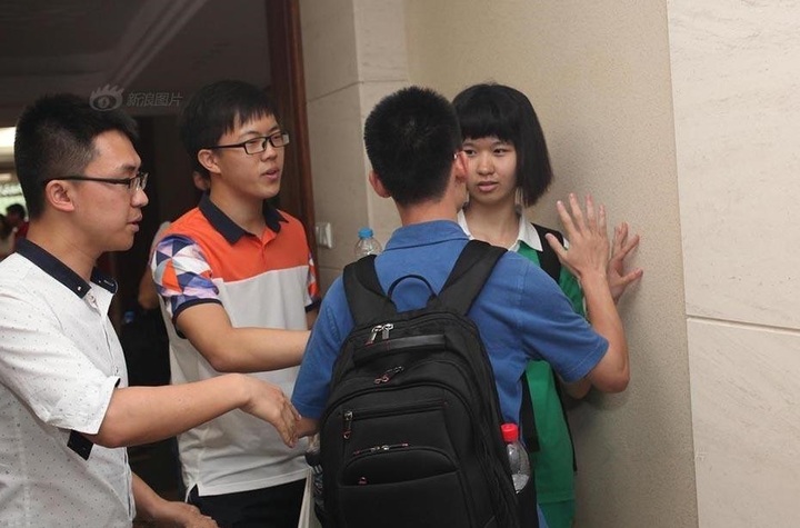 The recruiting teams from Tsinghua and Peking are fighting for a top student from Guangzhou Zhixin High School Ye Tong on June 25.