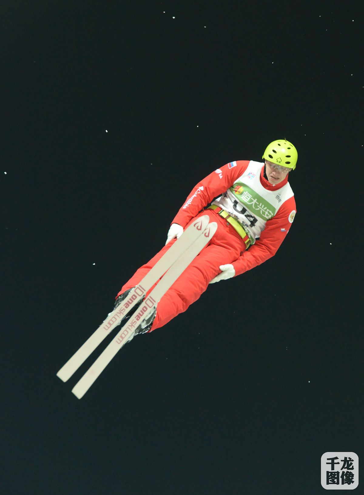 12月19日，自由式滑雪空中技巧世界杯在鸟巢举行。图为参赛选手比赛精彩瞬间。千龙网记者 戚连民摄