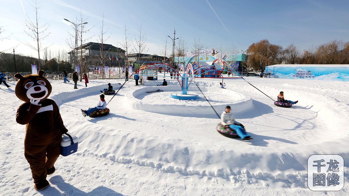 12月28日，雁栖湖首届影视冰雪文化节开幕。图为游客正在体验旋转飞碟带来的快感。千龙网记者 王悦摄