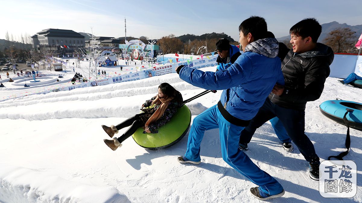 12月28日，雁栖湖首届影视冰雪文化节开幕。图为游客正在体验雪上飞碟项目。千龙网记者 王悦摄
