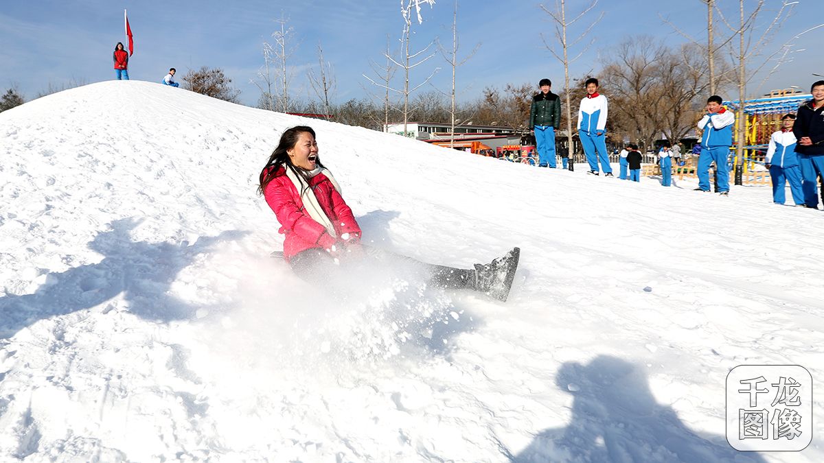 12月28日，雁栖湖首届影视冰雪文化节开幕。图为一名游客从大雪山上往下滑。千龙网记者 王悦摄