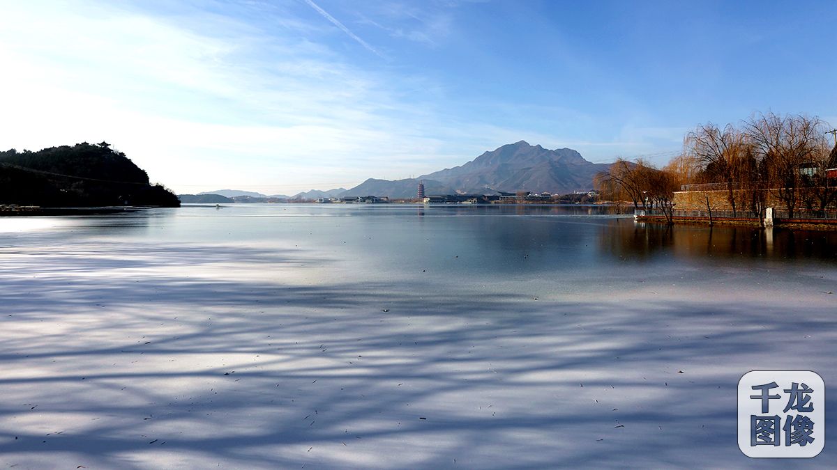 12月28日，雁栖湖首届影视冰雪文化节开幕。图为雁西湖雪色美景。千龙网记者 王悦摄 (2)