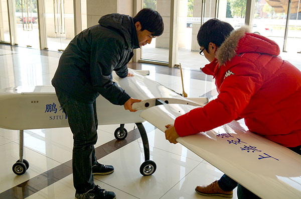 Researchers at Shanghai Jiao Tong Univeristy assemble an unmanned aerial vehicle to monitor the concentration of PM2.5 in the atmosphere.[Photo/China Daily]