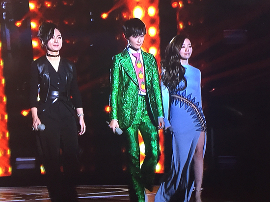 Li Yuchun (middle), Zhou Bichang (left) and Zhang Liangying (right), winners of the 'Super Girl Voice' TV show in 2005, perform together for the first time in about 10 years at the stage of Hunan TV's New Year's Eve concert held in the national stadium in Beijing on December 31, 2015. [Photo: news.163.com]