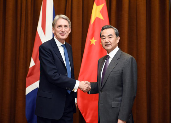 Chinese Foreign Minister Wang Yi (R) meets with British Foreign Secretary Philip Hammond in Beijing of China, Jan. 5, 2016. [Photo/Xinhua]