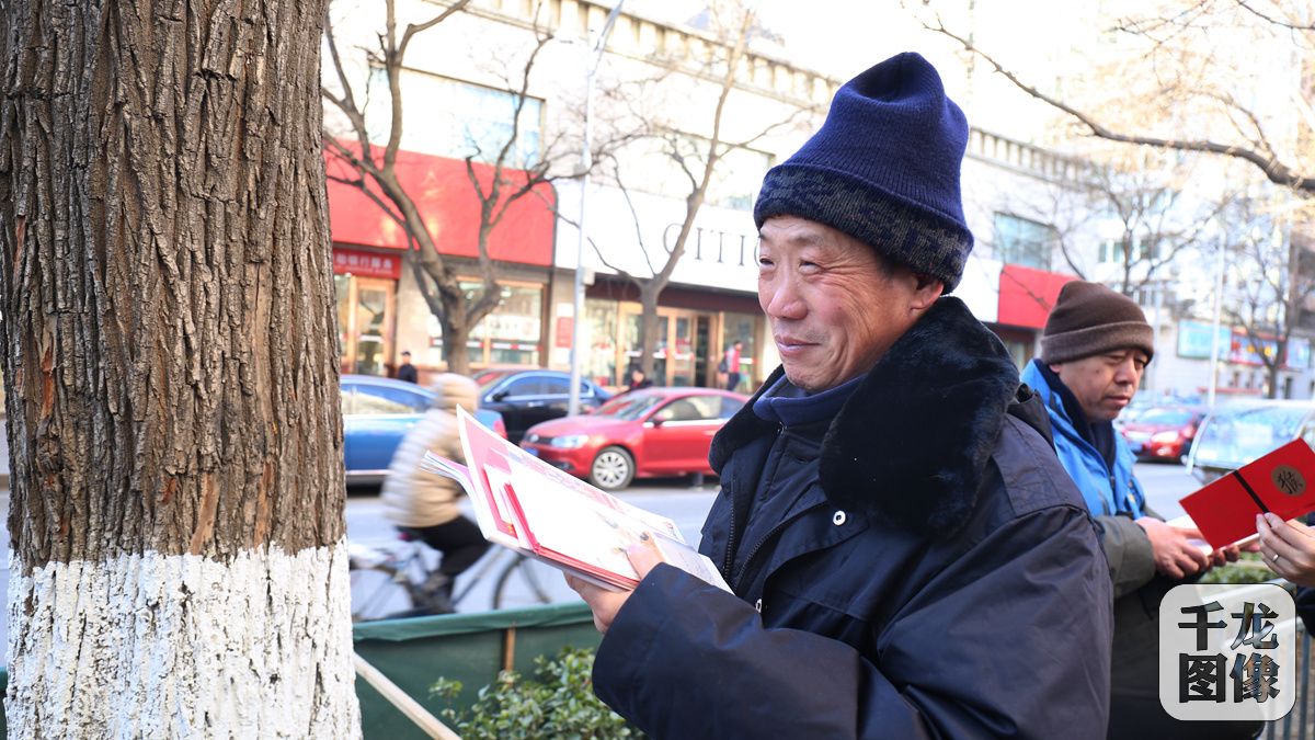 1月5日，北京发行《丙申年》“猴票”。第一位购买到“猴票”的“张三丰”先生从1月2日晚便开始在东区邮票公司门外排队等候。千龙网记者 王璟玥摄