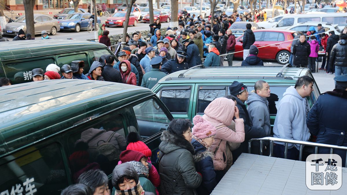 1月5日，北京发行《丙申年》“猴票”。上百群众在东区邮票公司门外排队购票。千龙网记者 王璟玥摄