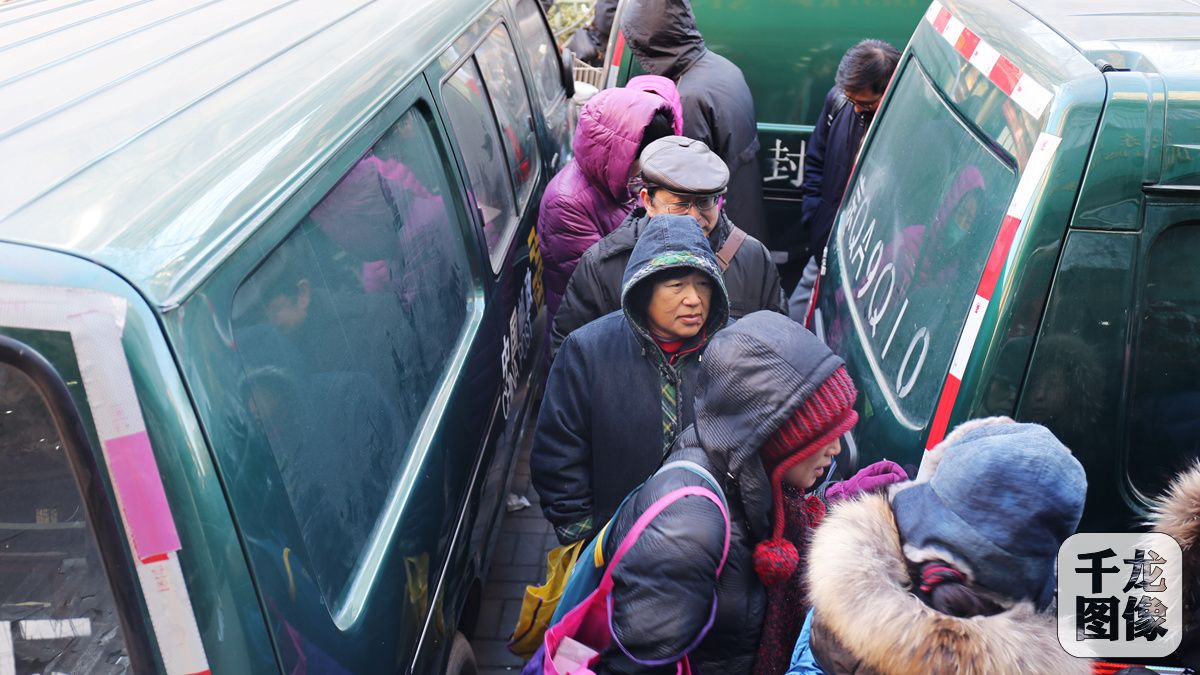 1月5日，北京发行《丙申年》“猴票”。购票群众在邮政转车围成的通道中排队。千龙网记者 王璟玥摄