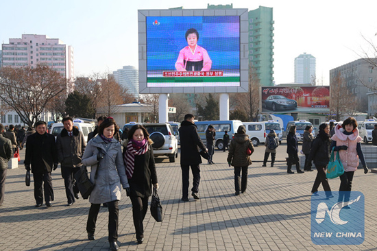 Photo taken on Jan. 6, 2016 shows Pyongyang citizens gathering in front of a big screen at Pyongyang Railway Station in Pyongyang, capital of the Democratic People's Republic of Korea (DPRK), to follow news report on the hydrogen bomb test. [Photo/Xinhua]