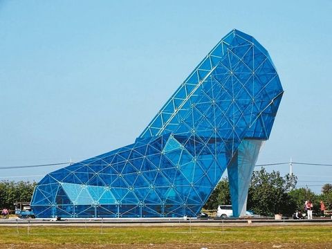 A newly-built church in the shape of a high-heeled shoe in Budai Town of Taiwan’s Chiayi County will open before Spring Festival. [The United Daily News]
