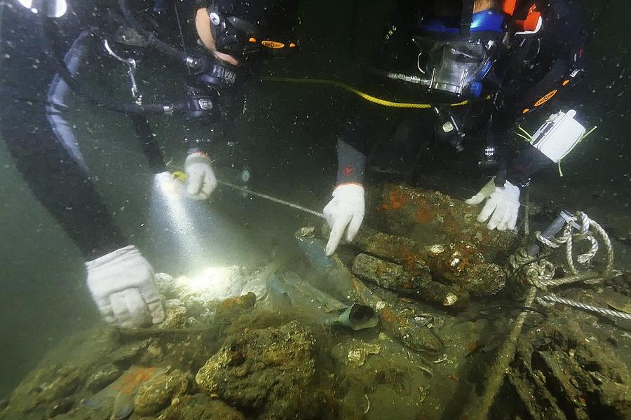 Archeologists measure wreckage from the 'Dandong No.1' under the Yellow Sea, Oct 5, 2015. [Photo/Xinhua]