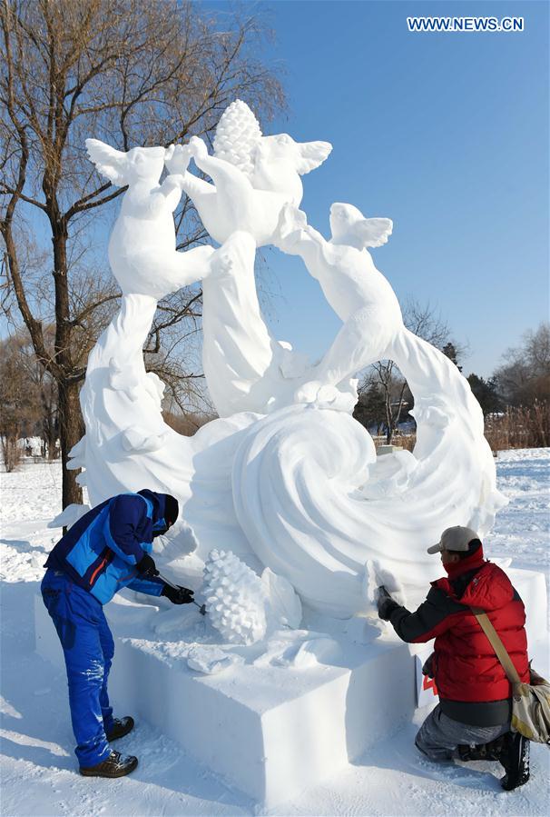 Chinese contestants make a snow sculpture in Harbin, capital of northeast China's Heilongjiang Province, Jan. 13, 2016. The 21st Harbin International Snow Sculpture Contest ended here on Wednesday. [Xinhua]