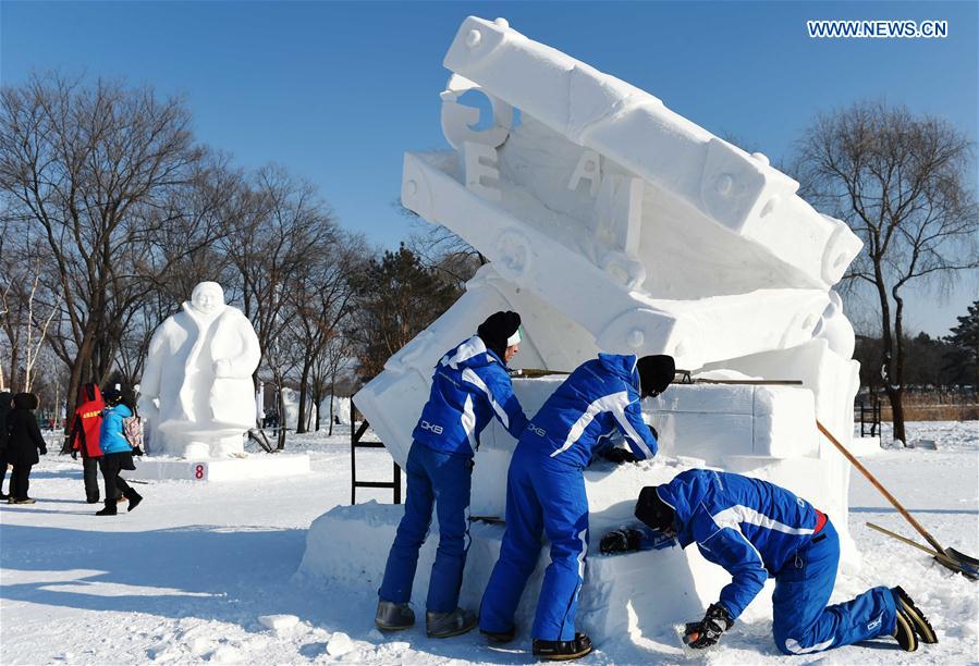 Italian contestants make a snow sculpture in Harbin, capital of northeast China's Heilongjiang Province, Jan. 13, 2016. The 21st Harbin International Snow Sculpture Contest ended here on Wednesday. [Xinhua]