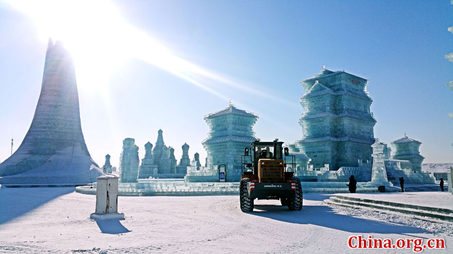 每年一到冬季，美丽的冰雕雪塑便成为黑龙江省哈尔滨市的一大旅游亮点。在太阳岛雪博会和哈尔滨市中心商业街，色彩缤纷的冰雕景观更是如梦似幻。[中国网]