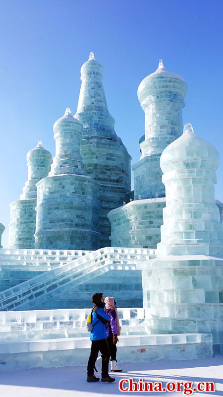 每年一到冬季，美丽的冰雕雪塑便成为黑龙江省哈尔滨市的一大旅游亮点。在太阳岛雪博会和哈尔滨市中心商业街，色彩缤纷的冰雕景观更是如梦似幻。[中国网]