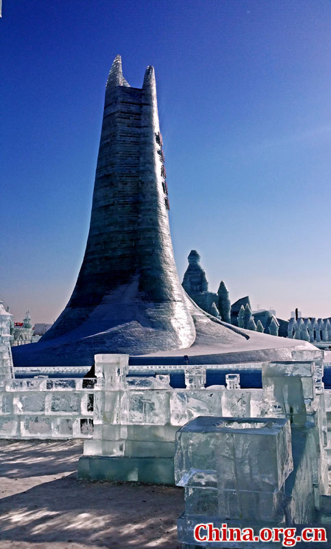 每年一到冬季，美丽的冰雕雪塑便成为黑龙江省哈尔滨市的一大旅游亮点。在太阳岛雪博会和哈尔滨市中心商业街，色彩缤纷的冰雕景观更是如梦似幻。[中国网]