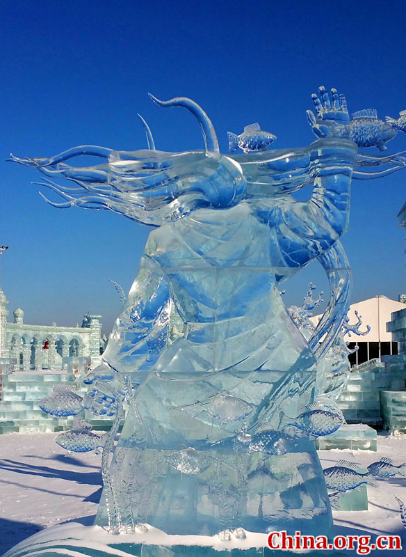 每年一到冬季，美丽的冰雕雪塑便成为黑龙江省哈尔滨市的一大旅游亮点。在太阳岛雪博会和哈尔滨市中心商业街，色彩缤纷的冰雕景观更是如梦似幻。[中国网]