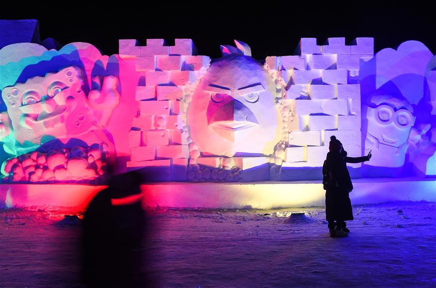 Tourists take selfies with snow sculptures on Changbai Mountain, northeast China&apos;s Jilin Province, Jan. 15, 2016. [Photo/Xinhua]