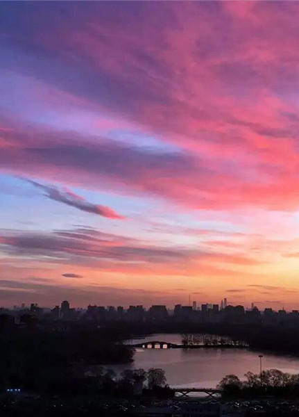 Une matinée teintée de pourpre à Beijing