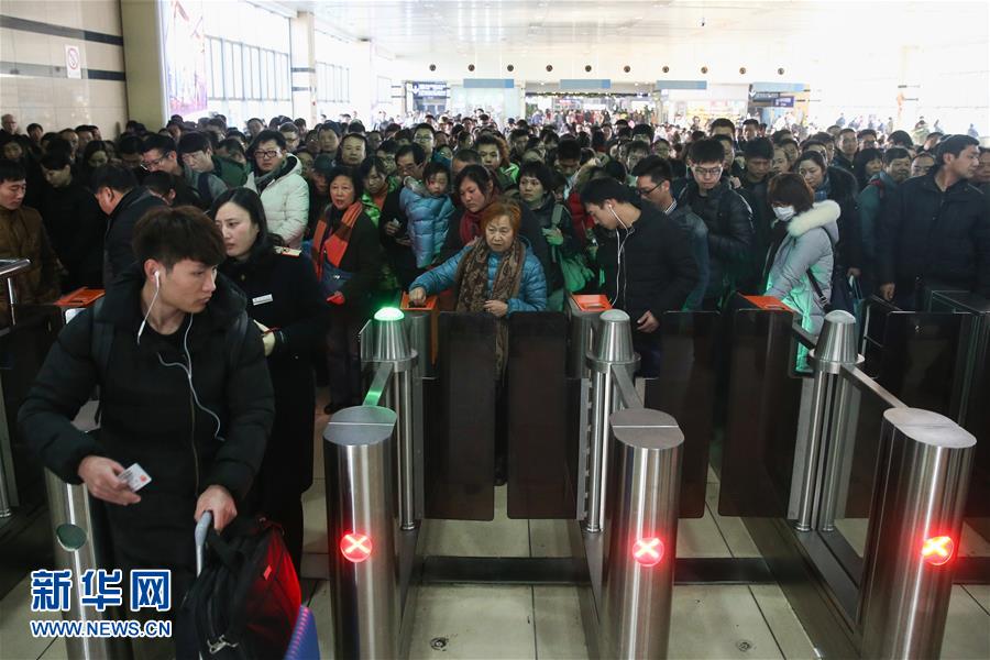 Tourists are checking their tickets at Shanghai Railway Station on January 19, 2016. China’s chunyun begins on January 24 this year. [Photo: Xinhua] 
