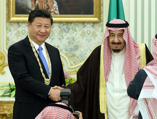Chinese President Xi Jinping (L) is awarded with Abdulaziz Medal by Saudi King Salman bin Abdulaziz Al Saud after their talks in Riyadh, Saudi Arabia, Jan. 19, 2016. [Photo/Xinhua]