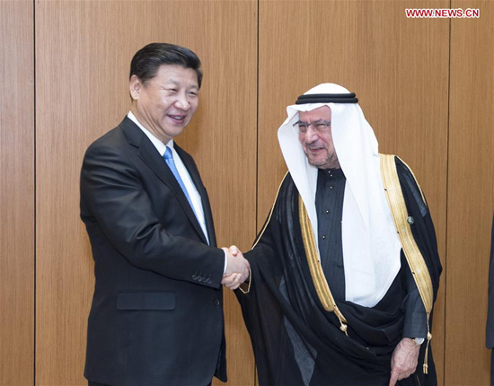 Chinese President Xi Jinping (L) meets with Secretary General of the Organization of the Islamic Cooperation (OIC) Iyad Ameen Madani in Riyadh, Saudi Arabia, Jan. 19, 2016. [Photo/Xinhua]