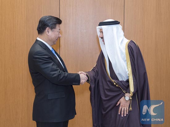 Chinese President Xi Jinping (L) meets with Gulf Cooperation Council (GCC) Secretary-General Abdul Latif Bin Rashid Al Zayani in Riyadh, Saudi Arabia, Jan. 19, 2016. [Photo/Xinhua]