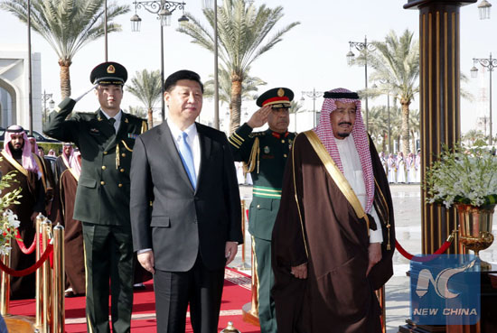 Chinese President Xi Jinping (L, front) attends the welcoming ceremony held by Saudi King Salman bin Abdulaziz Al Saud (R, front) before their talks in Riyadh, Saudi Arabia, Jan. 19, 2016. [Photo/Xinhua]
